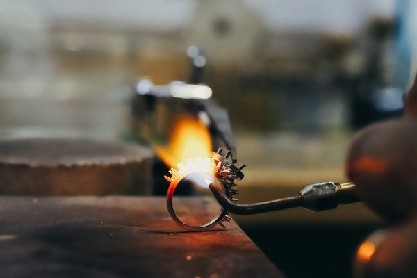 Quels sont les meilleurs moyens pour créer un atelier de création de bijoux en verre fusionné?